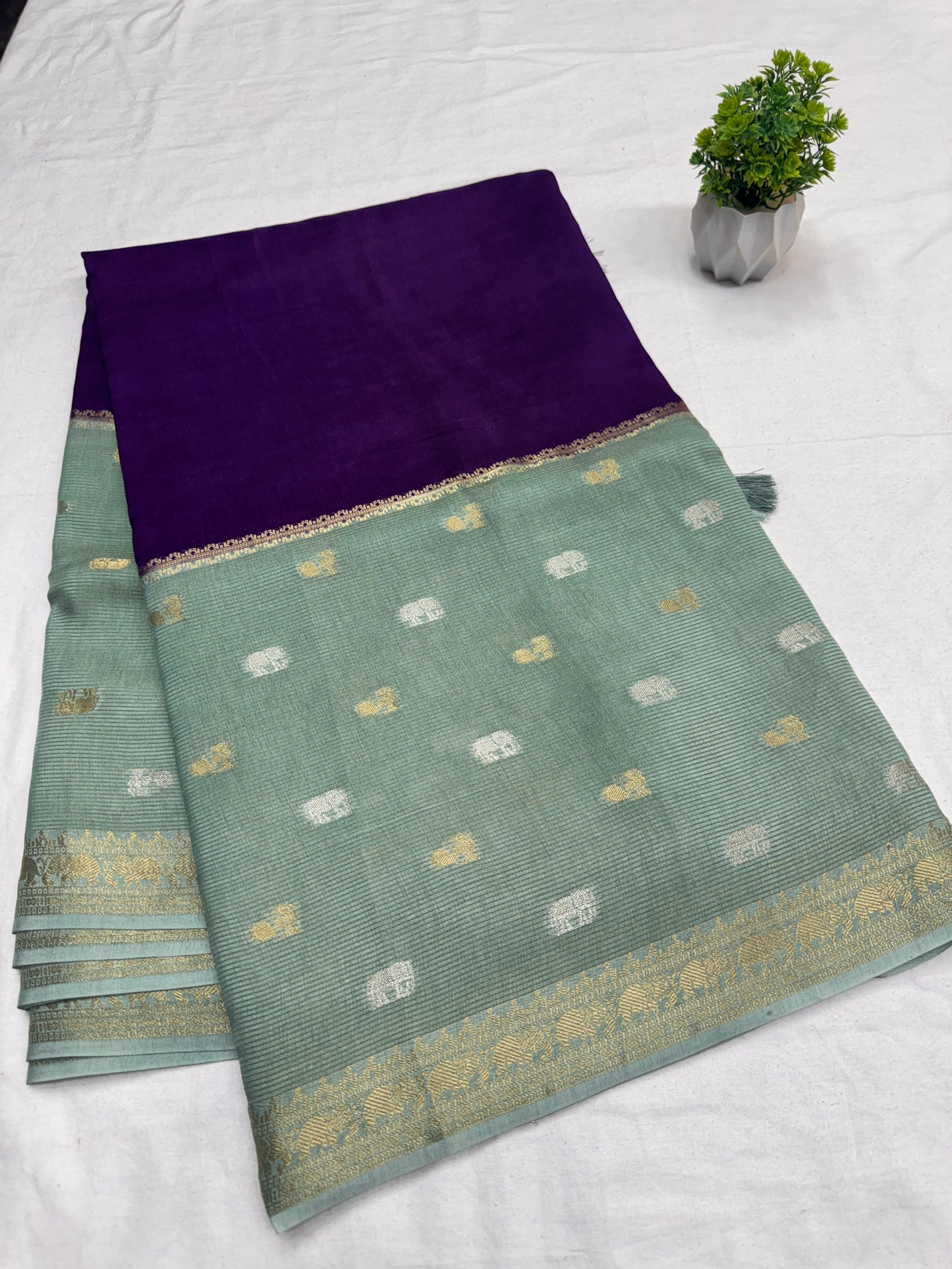 Elephant Munga Contrast