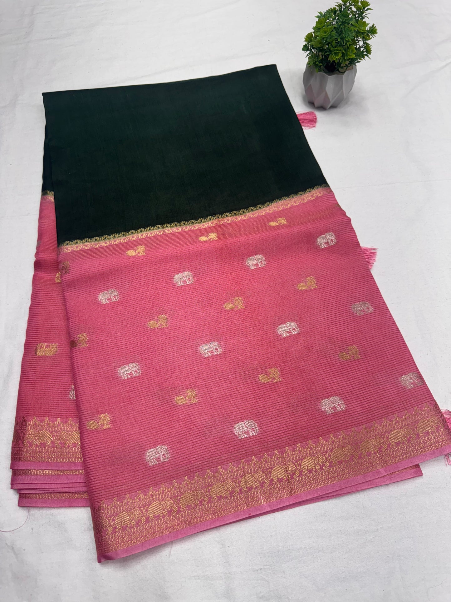 Elephant Munga Contrast