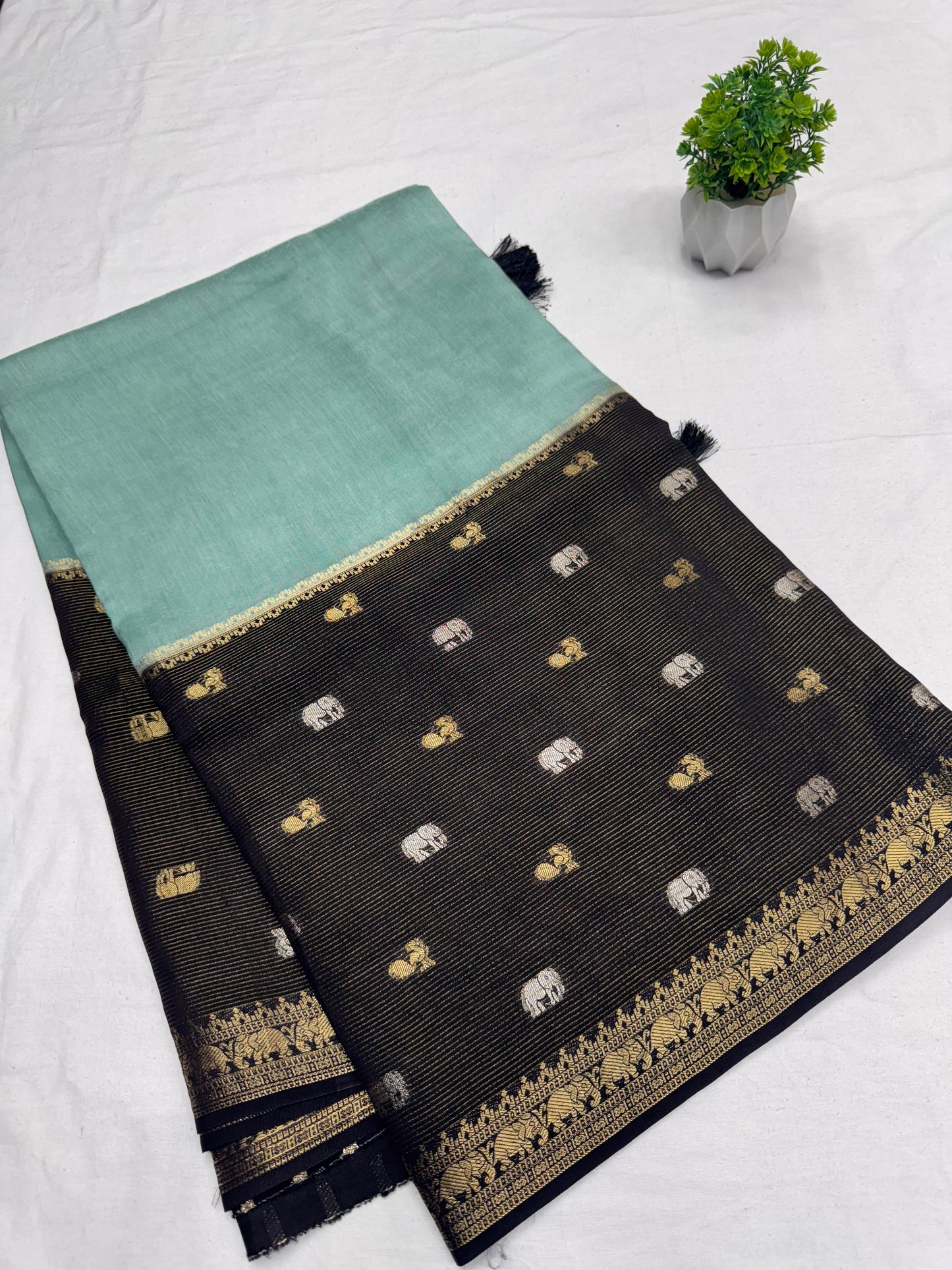 Elephant Munga Contrast