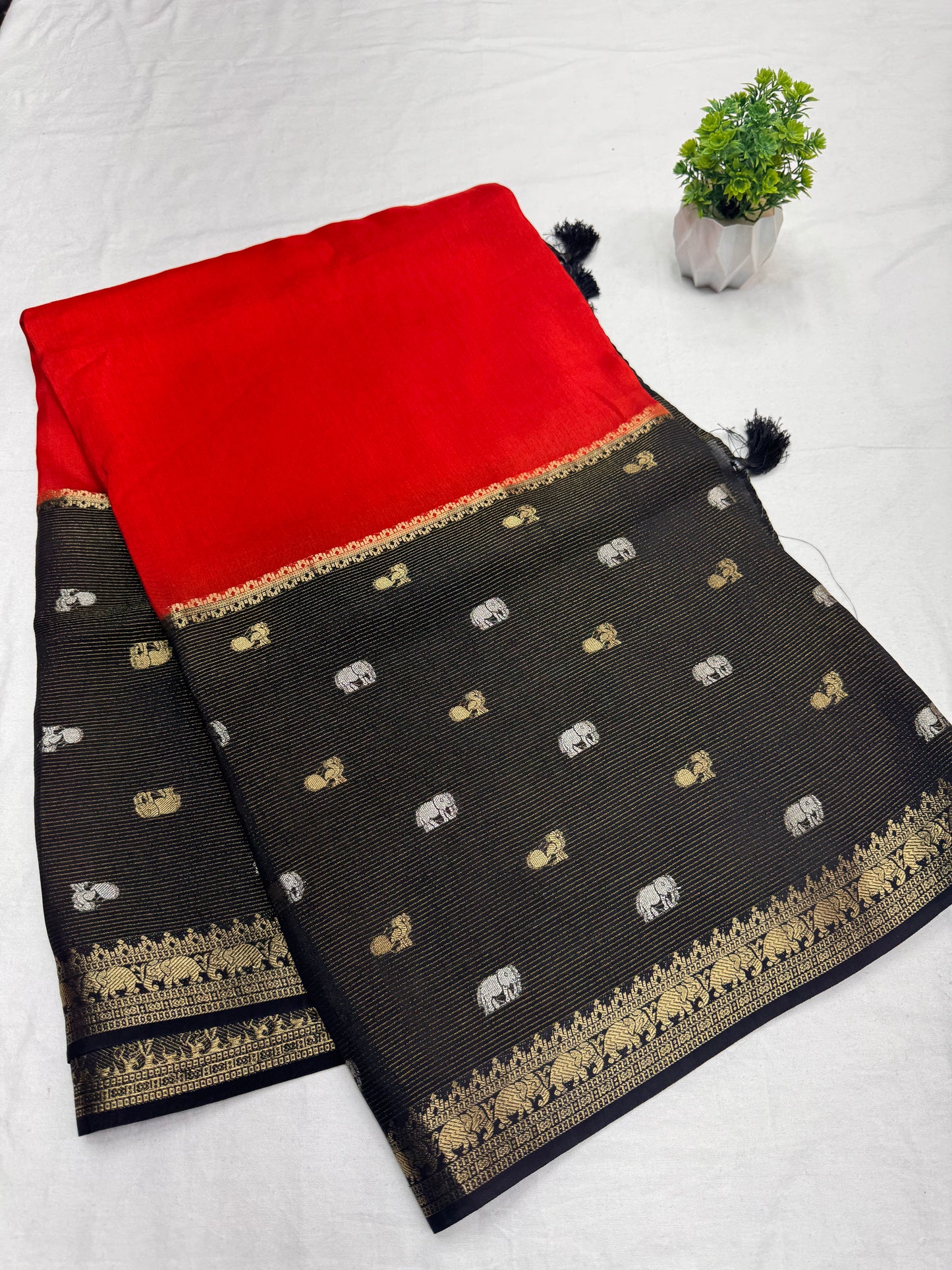 Elephant Munga Contrast