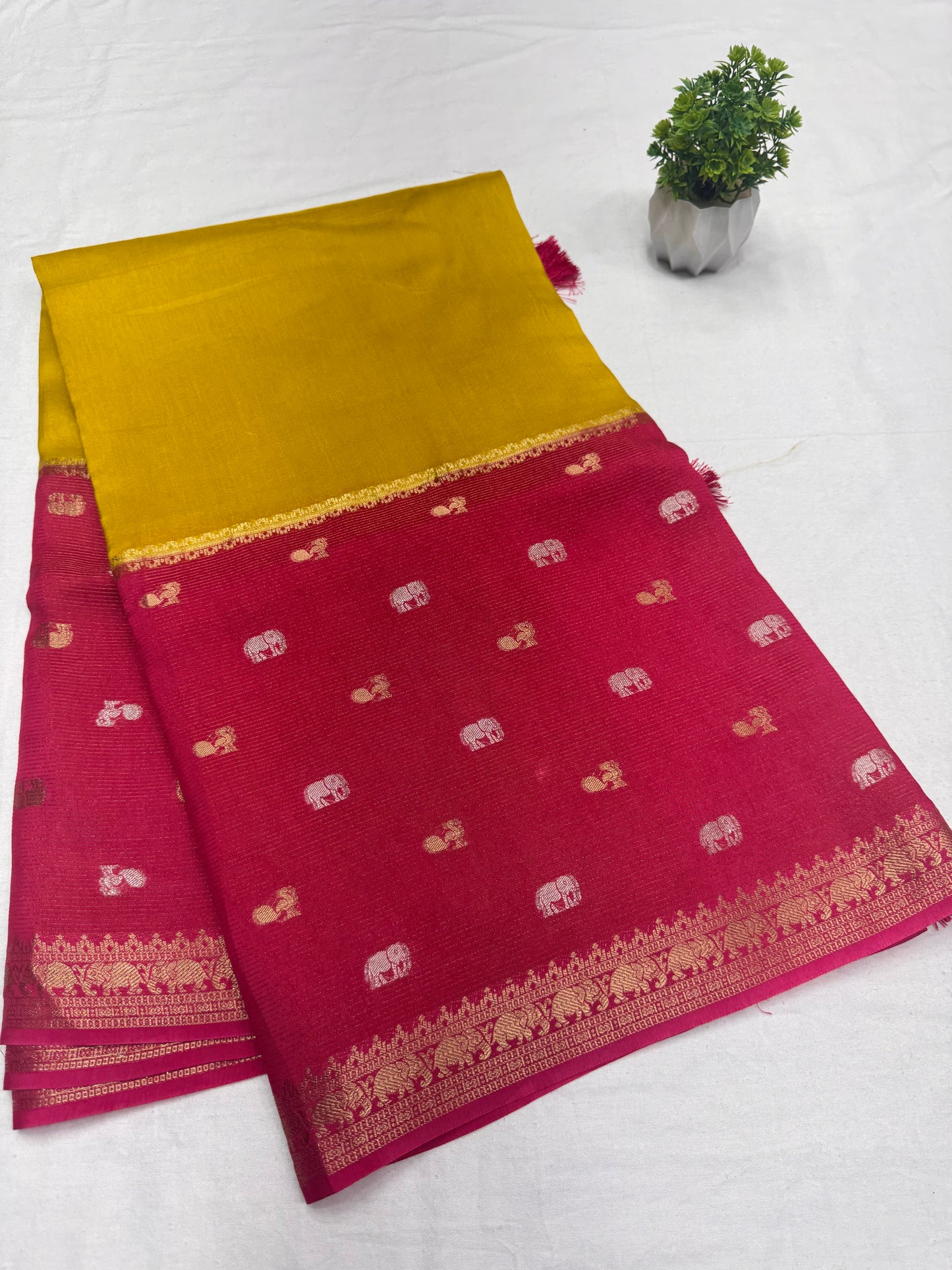 Elephant Munga Contrast