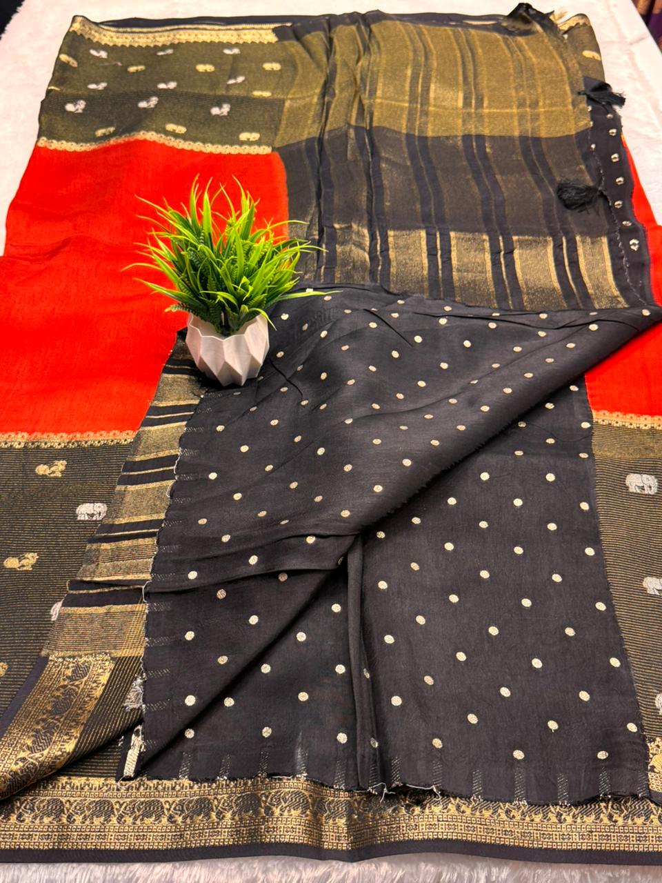 Elephant Munga Contrast