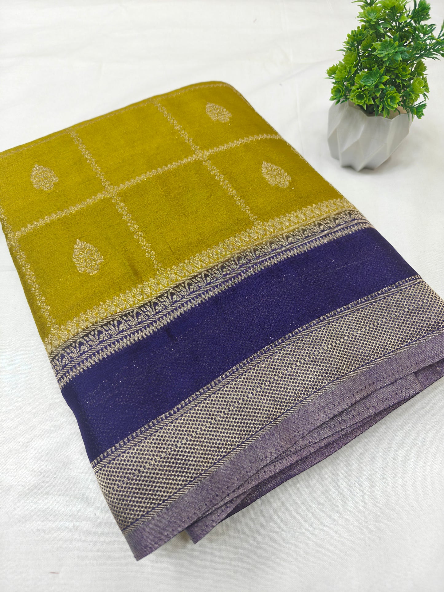 Varalaxmi Chex Butta Contrast